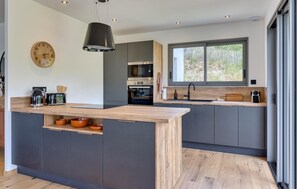 Réfrigérateur, four, lave-vaisselle, cafetière/bouilloire