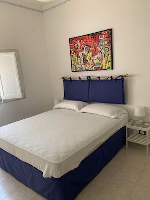 1 chambre, fer et planche à repasser