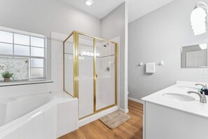 Condo, Plusieurs lits, patio, vue sur le jardin (Get Away Bay at Bahama Bay) | Salle de bain | Baignoire à remous, séchoir à cheveux, serviettes fournies