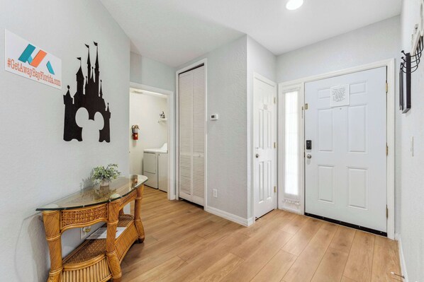 Condo, varias camas, patio, vista al jardín (Get Away Bay at Bahama Bay) | Interior