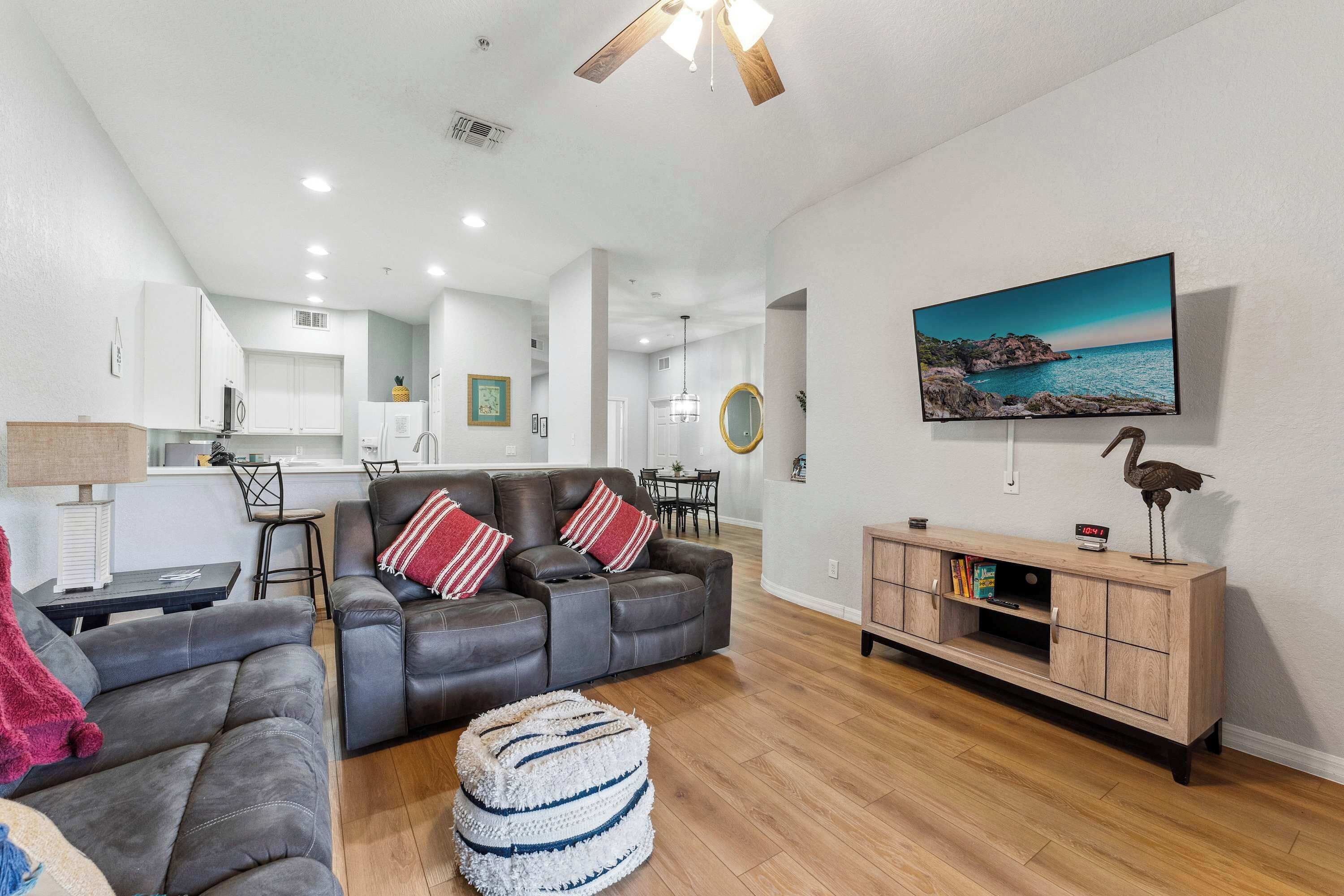 Condo, Plusieurs lits, patio, vue sur le jardin (Get Away Bay at Bahama Bay) | Aire de séjour | Téléviseur à écran plat de 42 po avec télévision numérique