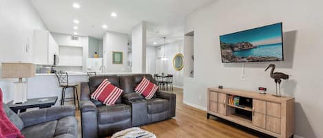 Condo, Plusieurs lits, patio, vue sur le jardin (Get Away Bay at Bahama Bay) | Aire de séjour | Téléviseur à écran plat de 42 po avec télévision numérique