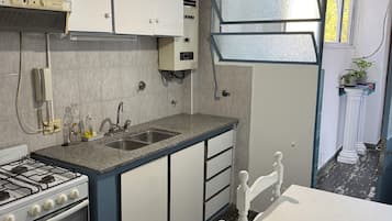Microondas, horno y placa de cocina