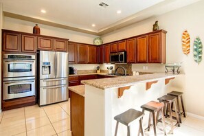 冷蔵庫、電子レンジ、オーブン、コンロ