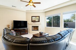 スマートテレビ、暖炉、卓球台、書庫