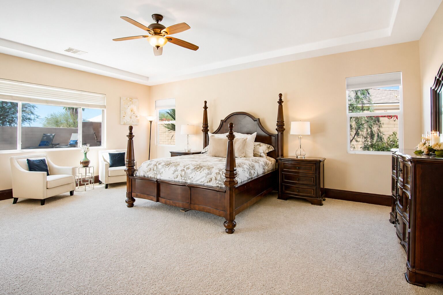 5 Schlafzimmer, Schreibtisch, Bügeleisen/Bügelbrett, Reisekinderbett