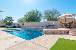 Una piscina al aire libre, una piscina climatizada