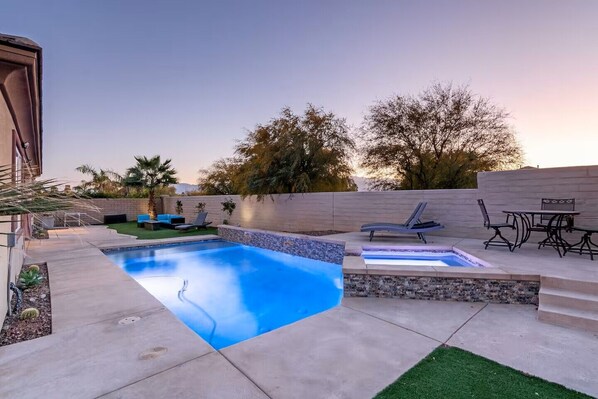 Una piscina al aire libre, una piscina climatizada