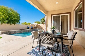 Outdoor dining - Indio 4000 SQ FT 5bedroom. 3 BATH, SALT, POOL , SPA, WiFi and AC, COACHELLA, (Indio)