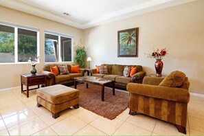 Smart-TV, Kamin, Tischtennisplatte, Bücher