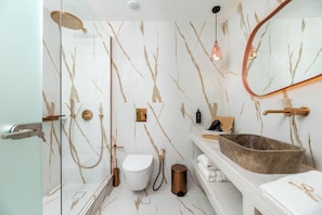 Douche, sèche-cheveux, serviettes fournies, savon