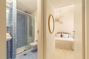 Dusche, Haartrockner, Bidet, Handtücher