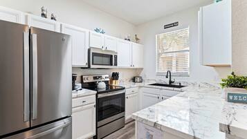 Townhouse, Beberapa Tempat Tidur, patio, pemandangan kebun (Howard’s Vacations at Regal Palms) | Dapur pribadi | Lemari es, microwave, oven, dan kompor