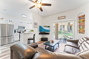 Townhouse, flere senger, terrasse, hageutsikt (Howard’s Vacations at Regal Palms) | Oppholdsområde | En 42-tommers Flatskjerm-TV med digitale kanaler