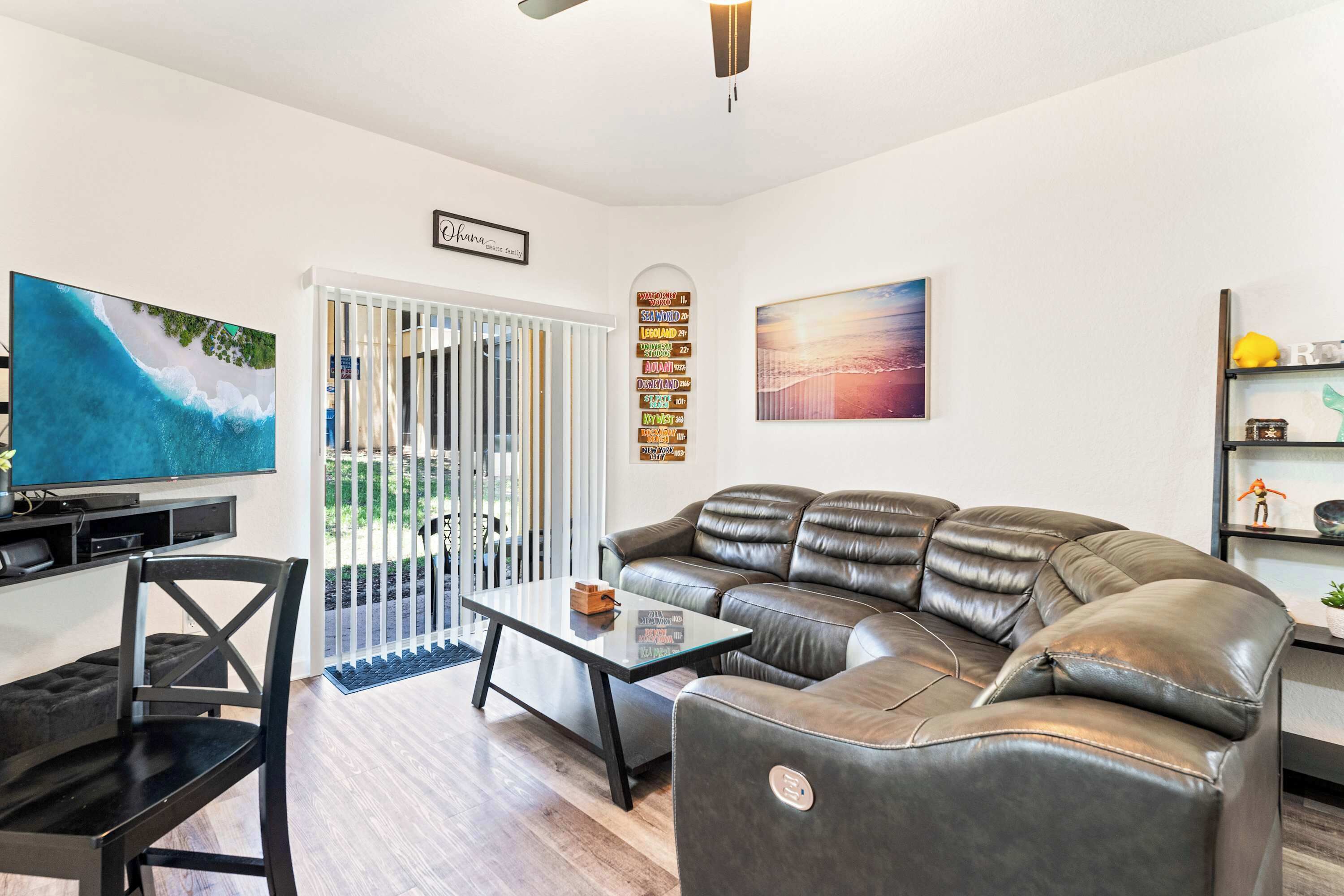 Maison mitoyenne, plusieurs lits, patio, vue jardin (Howard’s Vacations at Regal Palms) | Coin séjour | Télévision à écran plat de 42 pouces avec chaînes numériques