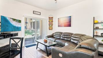 Maison mitoyenne, plusieurs lits, patio, vue jardin (Howardâs Vacations at Regal Palms) | Coin sĂ©jour | TĂ©lĂ©vision Ă Ă©cran plat de 42 pouces avec chaĂźnes numĂ©riques