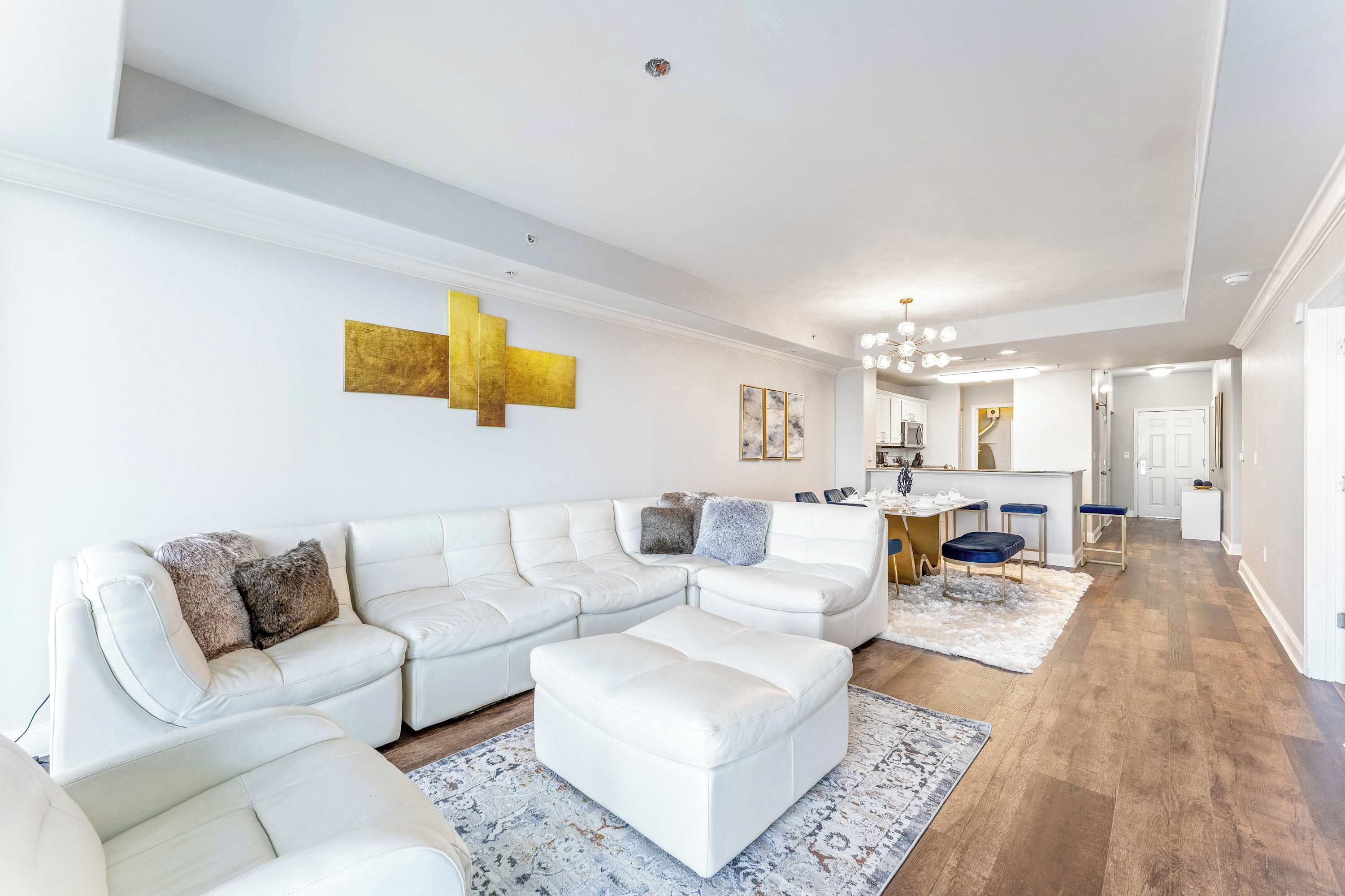 Condo, varias camas, balcón (Lake Views At Blue Heron) | Área de sala de estar | Televisión de pantalla plana de 42 pulgadas con canales digitales 