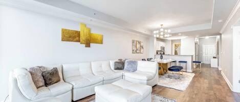 Condo, varias camas, balcón (Lake Views At Blue Heron) | Área de sala de estar | Televisión de pantalla plana de 42 pulgadas con canales digitales