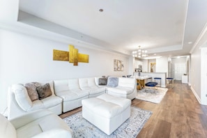 Condo, Berbilang Katil, Balcony (Lake Views At Blue Heron) | Ruang tamu | 42 inci televisyen skrin rata dengan digital 