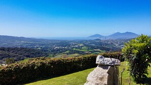 Property grounds - Garden apartment with sea and mountain views, 10 minutes from Porticcio (Eccica-Suarella)