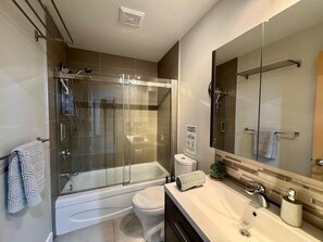Secadora de cabello, toallas, jabón, papel de baño 