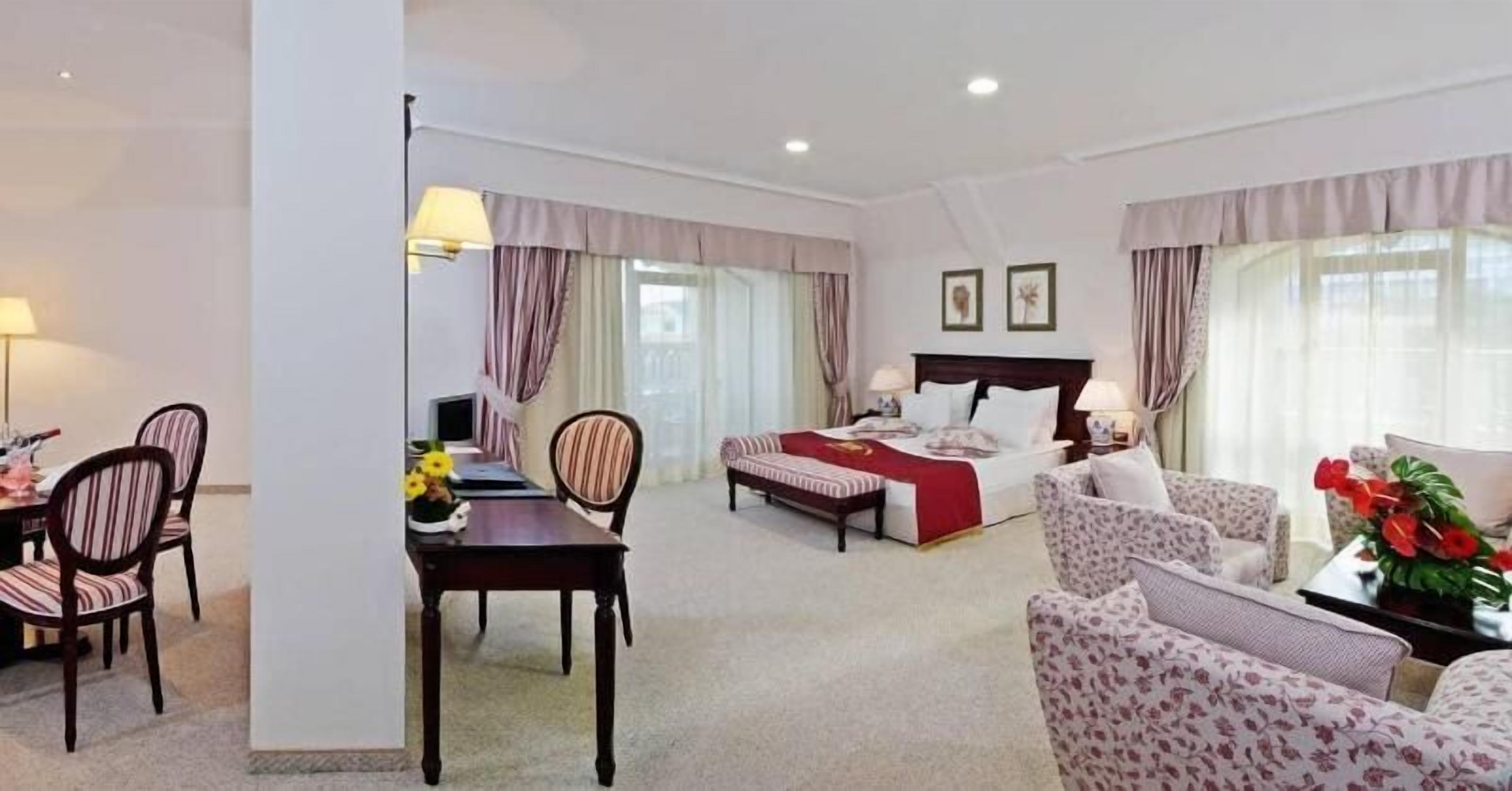 Cribs/infant beds