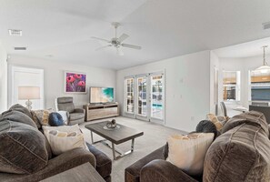 Huis, Meerdere bedden, toegang tot zwembad (Latitude Adjustment at Tuscan Ridge) | Woonruimte | Een 42-inch flatscreentelevisie met digitale zenders