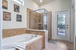 Ferienhaus, Mehrere Betten, eigener Pool, Poolblick (Loft & Leisure Villa) | Badezimmer | Haartrockner, Handtücher