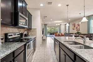 House, Multiple Beds, Private Pool, Pool View (Loft & Leisure Villa) | Private kitchen