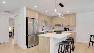 Geladeira, micro-ondas, fogão, cooktop