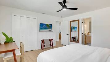 2 bedrooms, desk, iron/ironing board, travel crib