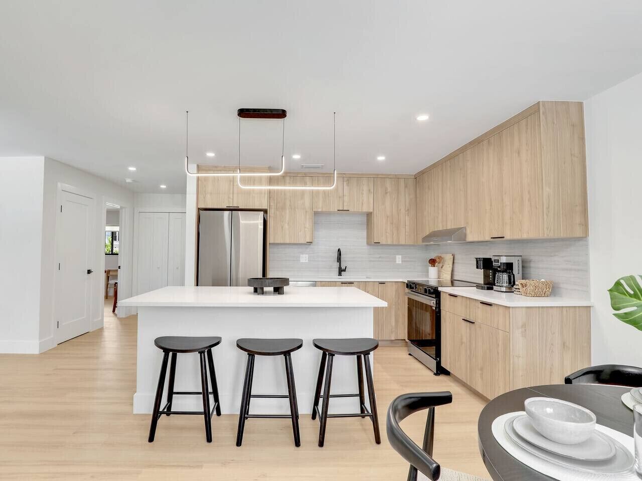 冷蔵庫、電子レンジ、オーブン、コンロ