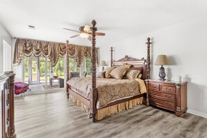 4 bedrooms, desk, iron/ironing board, travel crib