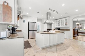 ثلاجة، ميكروويف، فرن، موقد طهي مسطح