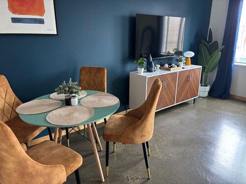 Cozy & Chic 1BD | Midtown Luxe