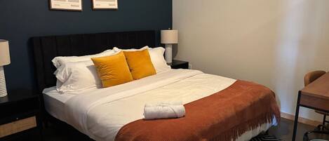 1 غرفة نوم ومكتب وواي فاي وملاءات أسرّة