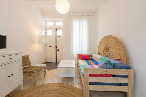 2 bedrooms, iron/ironing board, travel crib, internet