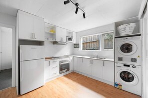 Jääkaappi, mikroaaltouuni, uuni, liesi