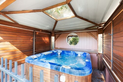 2-bedroom suite w/ private kitchen & bathroom