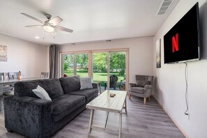 Living area - Lakeview Retreat - 2 bedroom - 3 bathrooms (East Jordan)