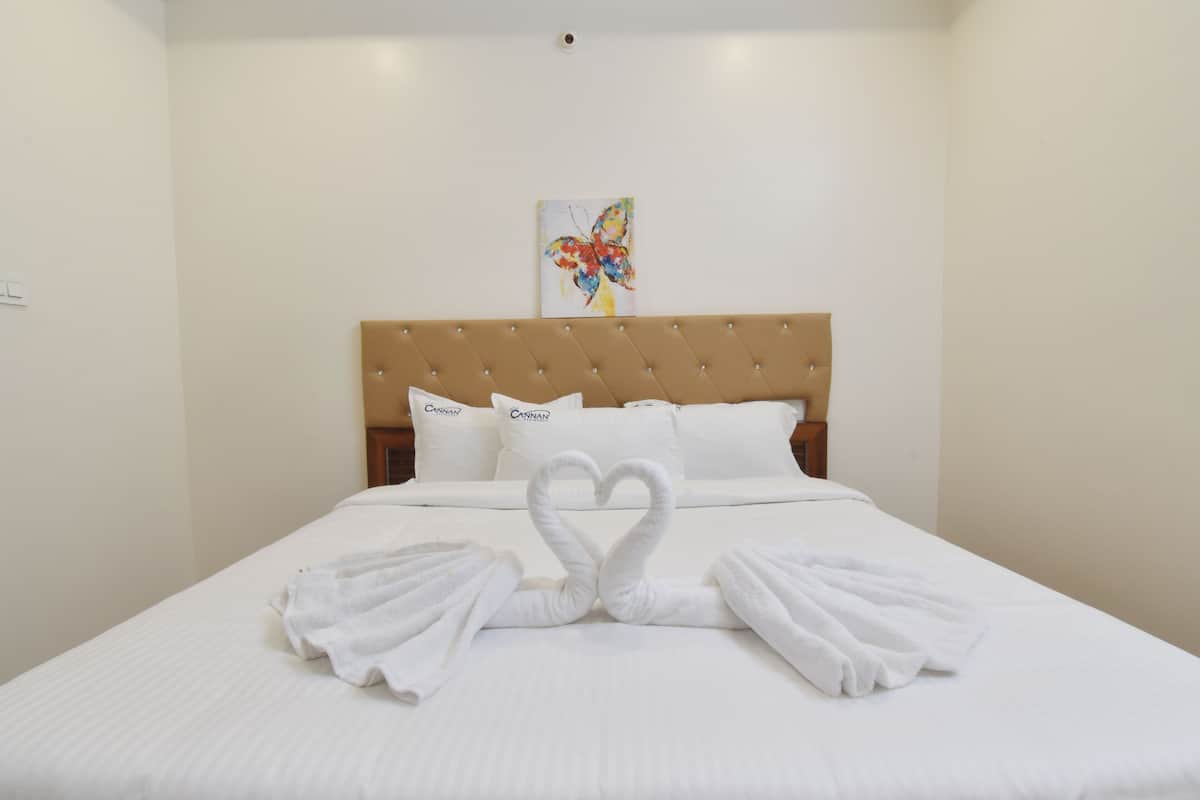 Quarto triplo luxo | Roupas de cama premium, escrivaninha, Wi-Fi de cortesia, roupa de cama