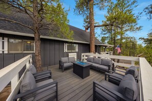 Terrace/patio - Munds Bella Vita luxury cabin nestled in pines near Flagstaff, AZ (Munds Park)