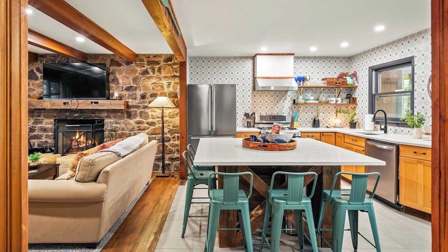 The Horseshoe Hideaway Lake Harmony Cabin w/ Hot Tub & Game Porch