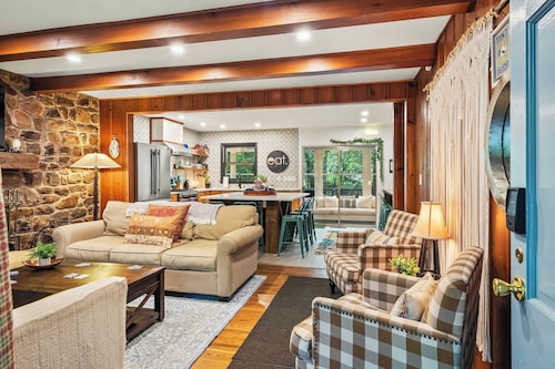 The Horseshoe Hideaway Lake Harmony Cabin w/ Hot Tub & Game Porch