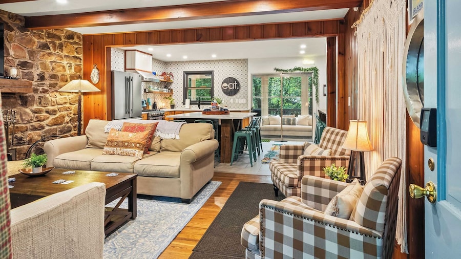 The Horseshoe Hideaway Lake Harmony Cabin w/ Hot Tub & Game Porch