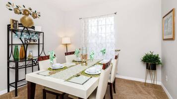 House, Multiple Beds, Pool Access, Pool View (Making Memories) | Dining