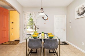Casa, diversos llits, accés a la piscina, vistes a la piscina (Making Memories) | Servei de restauració
