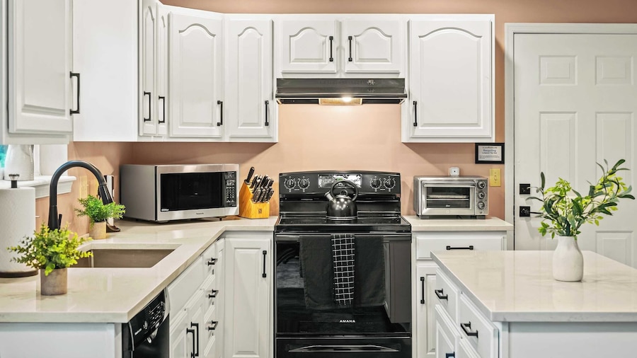 Lakeview Retreat w/ Kayaks, Game Room, Firepits Gated Community w/ Lake + Beach Access