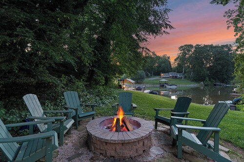 Shady Daze: Waterfront Home w/ Deck, Hot Tub & Lake Views