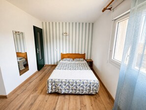 4 bedrooms, free WiFi, bed sheets - Mas Saint-Félix garden 1200m², countryside between Nîmes, Montpellier and the sea (Saint-Sériès)